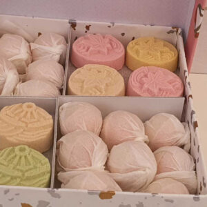Confiserie japonaise artisanale en forme de fleur, wagashi en sucre Wasanbon.